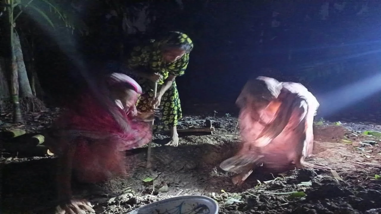 সাঈদীর মামলার বাদীর দাফনে এগিয়ে আসেনি কেউ, কবর খুঁড়লেন স্ত্রী-মেয়ে ও বোন