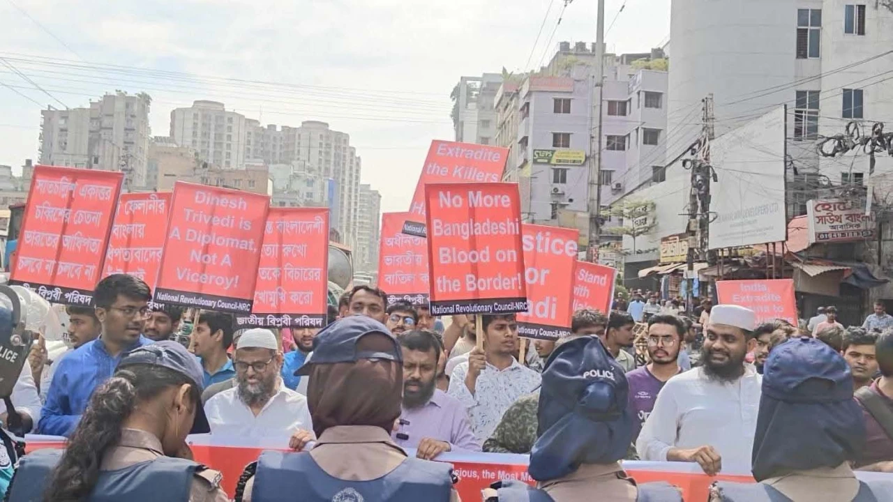 দিনেশ ত্রিবেদীর বহিষ্কারের দাবিতে ভারতীয় হাইকমিশন ঘেরাওকালে বিপ্লবী পরিষদকে পুলিশের বাধা
